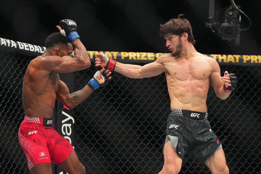 Movsar Evloev (red gloves) fights Lerone Murphy (blue gloves) during UFC Fight Night at O2 Arena.