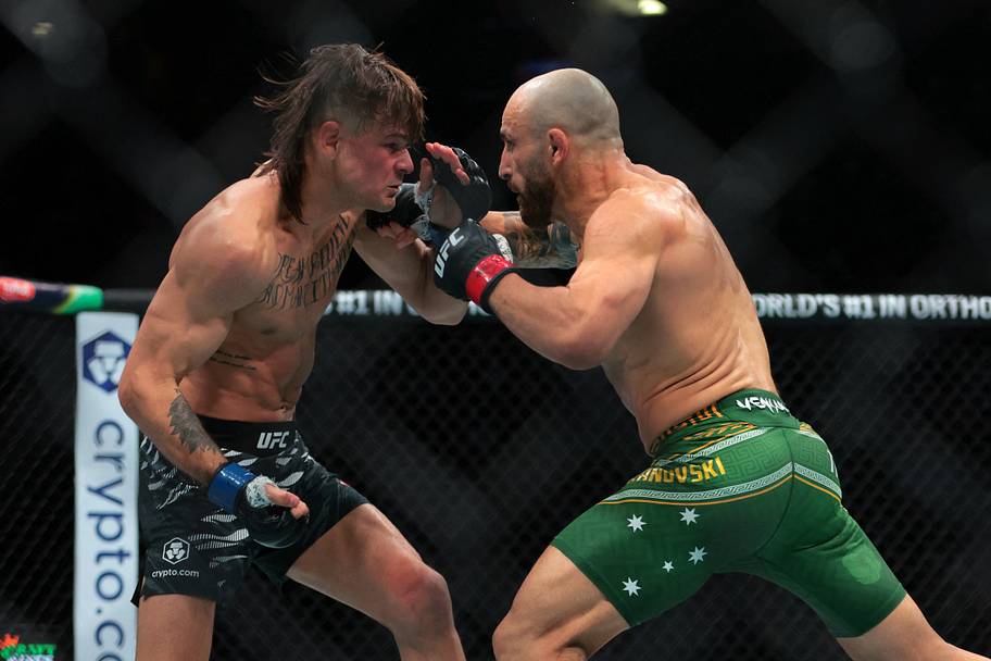 Alexander Volkanovski (red gloves) fights against Diego Lopes (blue gloves) during UFC 314 at Kaseya Center.