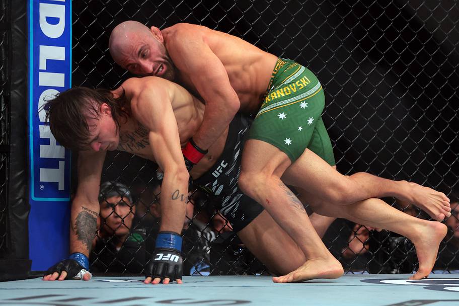Alexander Volkanovski (red gloves) fights against Diego Lopes (blue gloves) during UFC 314 at Kaseya Center.