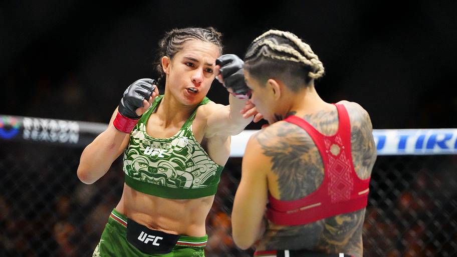 Yazmin Jauregui (red gloves) fights Ketlen Souza (blue gloves) during Riyadh Season Noche UFC 306 at The Sphere.