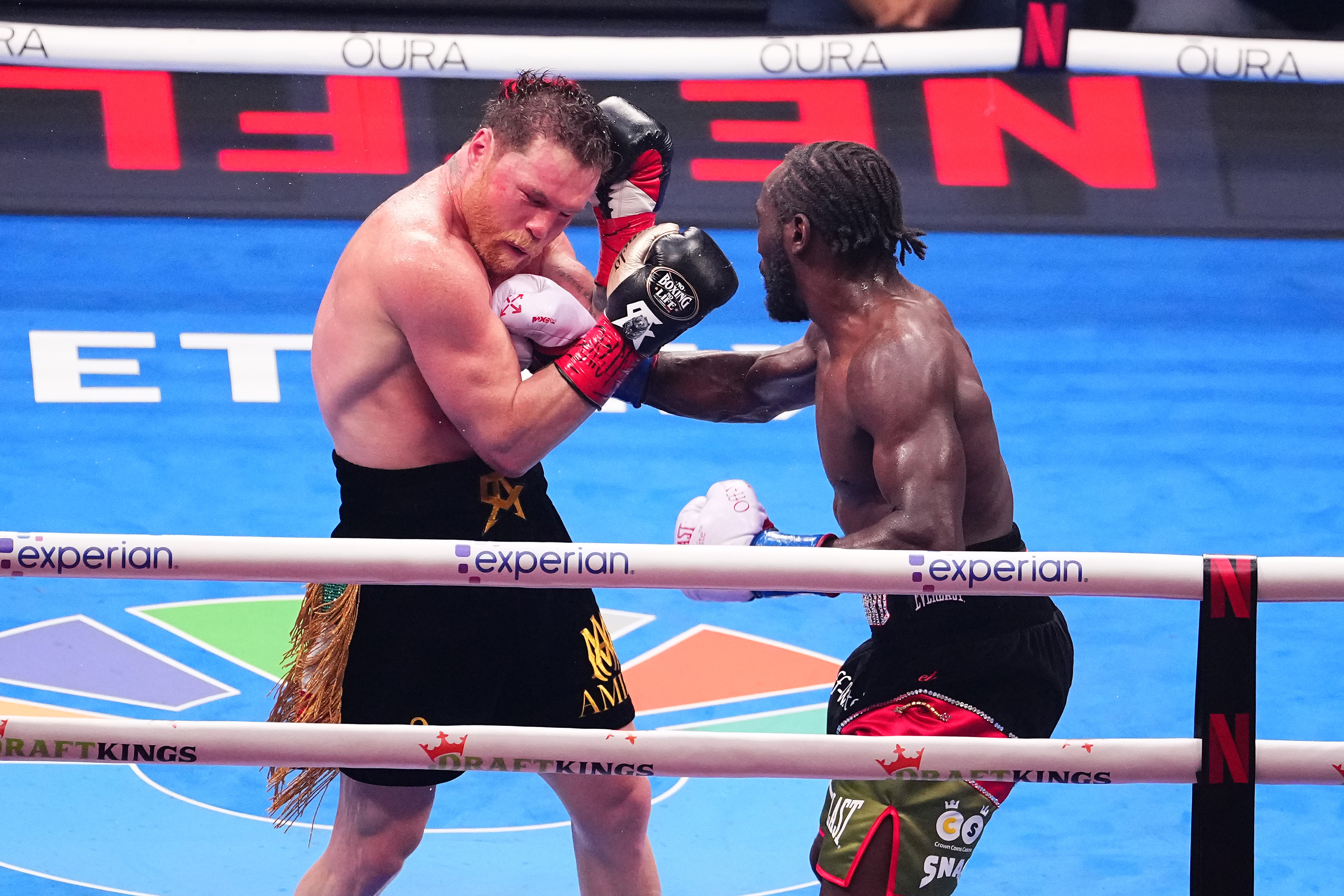 LAS VEGAS, NEVADA - SEPTEMBER 13: Terence Crawford (blue gloves) punches Canelo Alvarez (red gloves) for the Undisputed & Ring Magazine Super Middleweight Championship at Allegiant Stadium on September 13, 2025 in Las Vegas, Nevada. (Photo by Jeff Bottari/TKO Worldwide LLC via Getty Images)