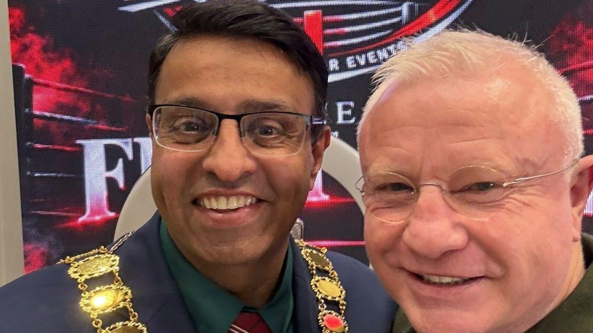 Boxing champion supports anti-knife crime event