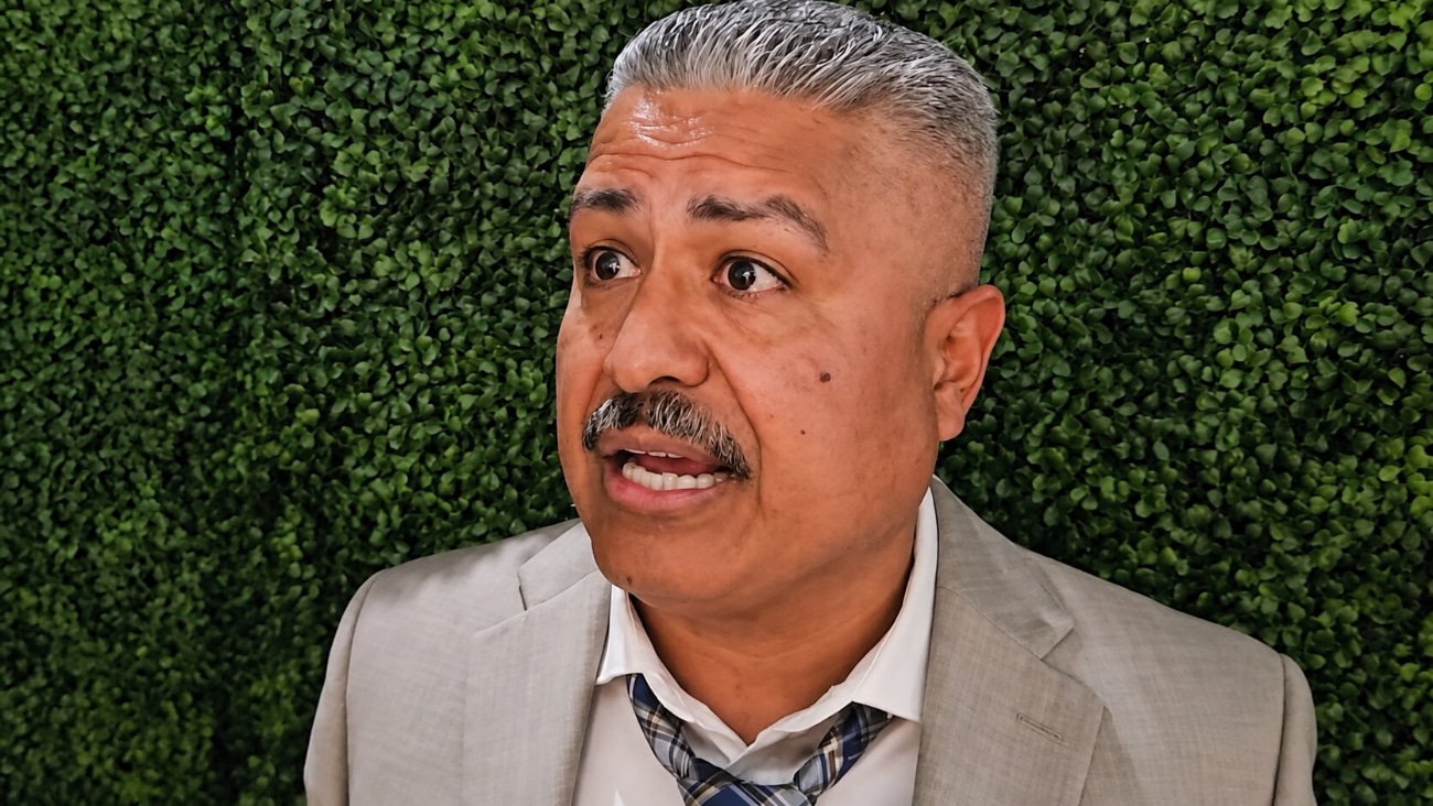 Robert Garcia Chases Ennis While Yoenli Hernandez Waits