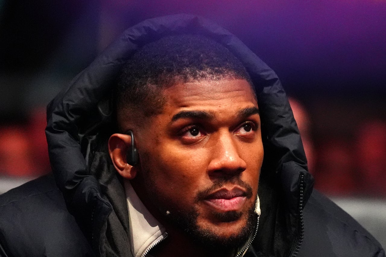 Frank Warren gives major Anthony Joshua contract update with Tyson Fury in location limbo